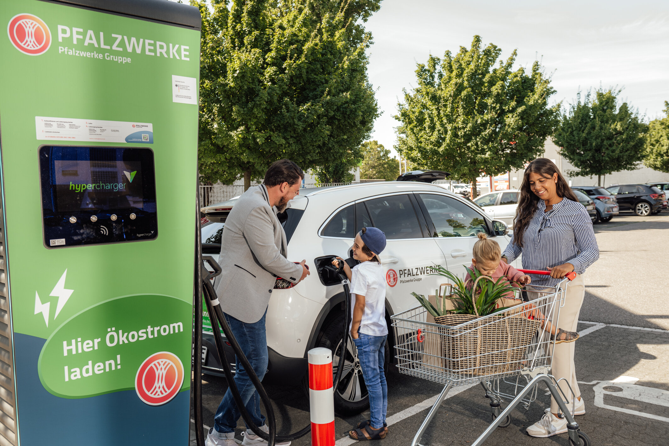 Familie lädt Auto während dem Einkauf