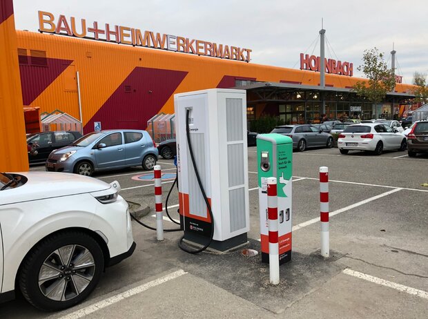 123energie Ladesäule für E-Autos auf einem Hornbach-Parkplatz