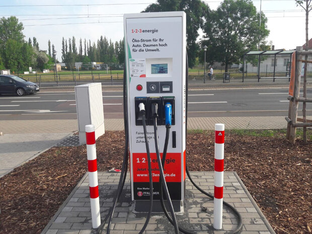 Ladesäule von 123energie für das Laden von Ökostrom unterwegs.