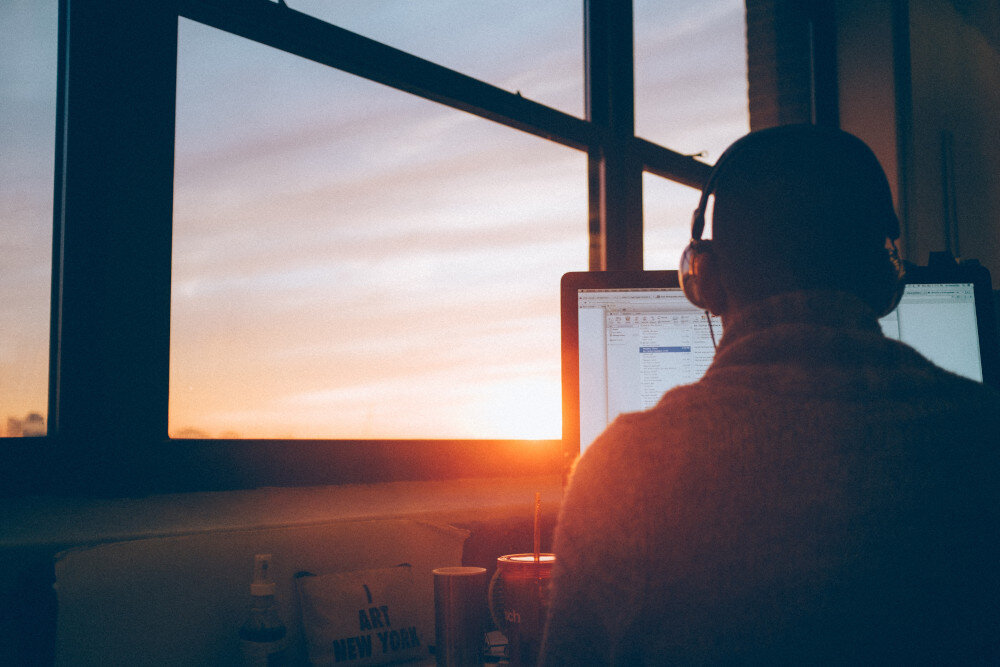 https://www.pexels.com/de-de/foto/marketing-mann-schreibtisch-laptop-5882683/