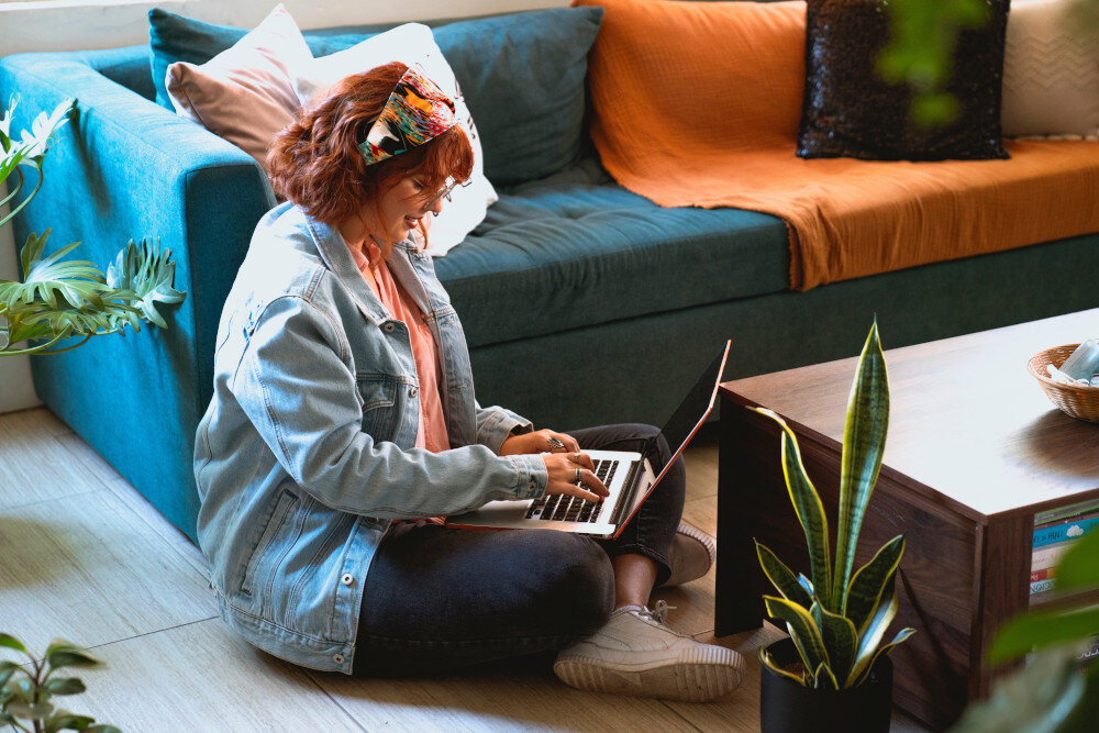 https://www.pexels.com/de-de/foto/freiberuflerin-der-afroamerikaner-mit-laptop-und-kaffeetrinken-5256142/  | © pexels-los-muertos-crew-7617026