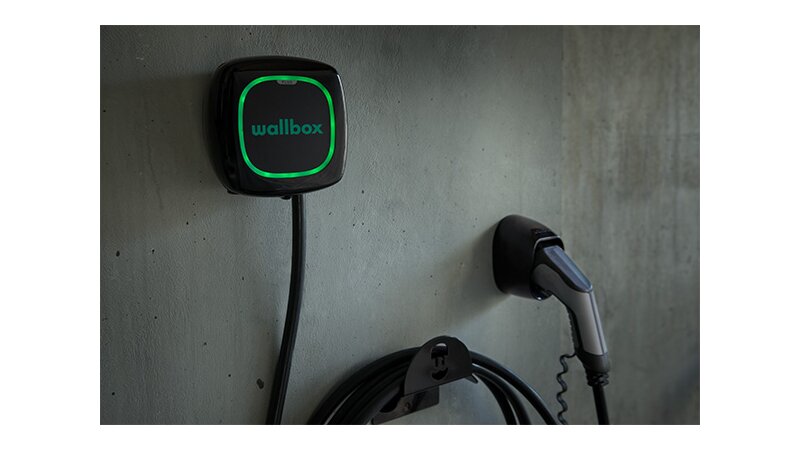 Wandmontage der Wallbox Pulsar Plus inkl. optionalem Kabelhalter