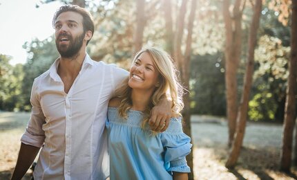 Natur, Wald, Bäume, Wiese, Mann, Frau, Sonne, Lachen
