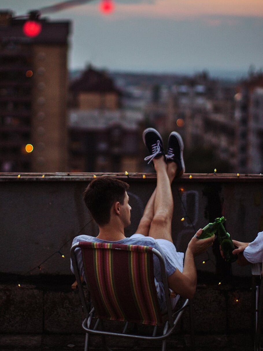 Mann, Männer, Bier, Stadt, Balkon, Stühle, Lichter, Lichterkette, Abend