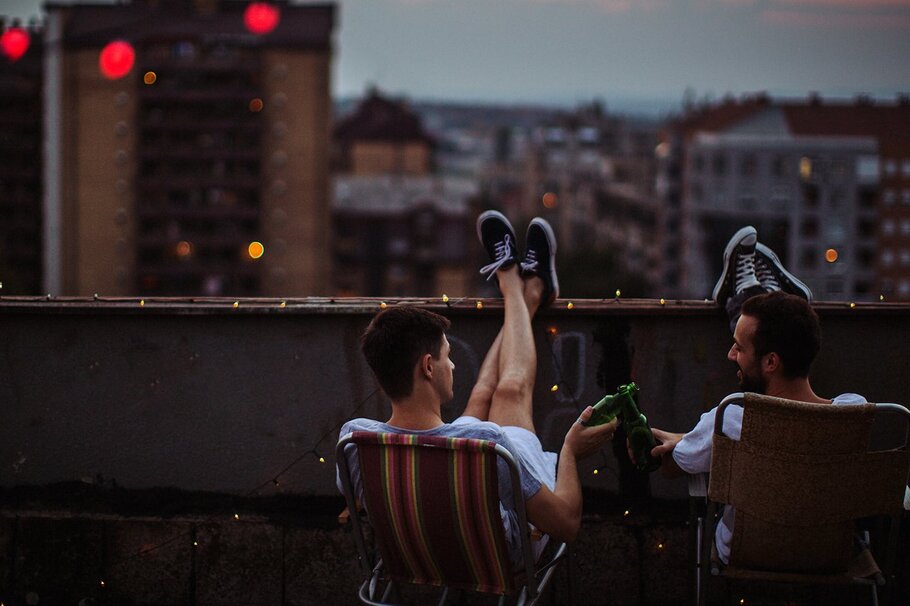 Mann, Männer, Bier, Stadt, Balkon, Stühle, Lichter, Lichterkette, Abend