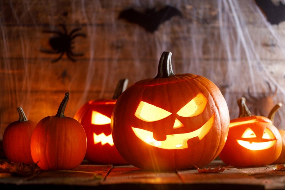 Halloween Kürbis leuchtet mit LED-Licht | © Bildnachweis: iStock.com/IvanMikhaylov, ki-bearbeitet