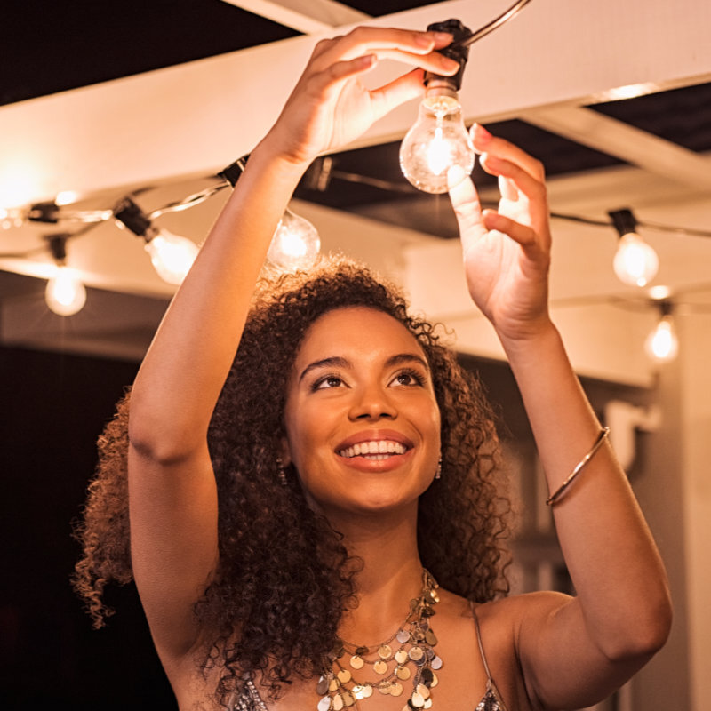 Junge Frau wechselt eine Glühlampe | © Bildnachweis: iStock.com/Ridofranz