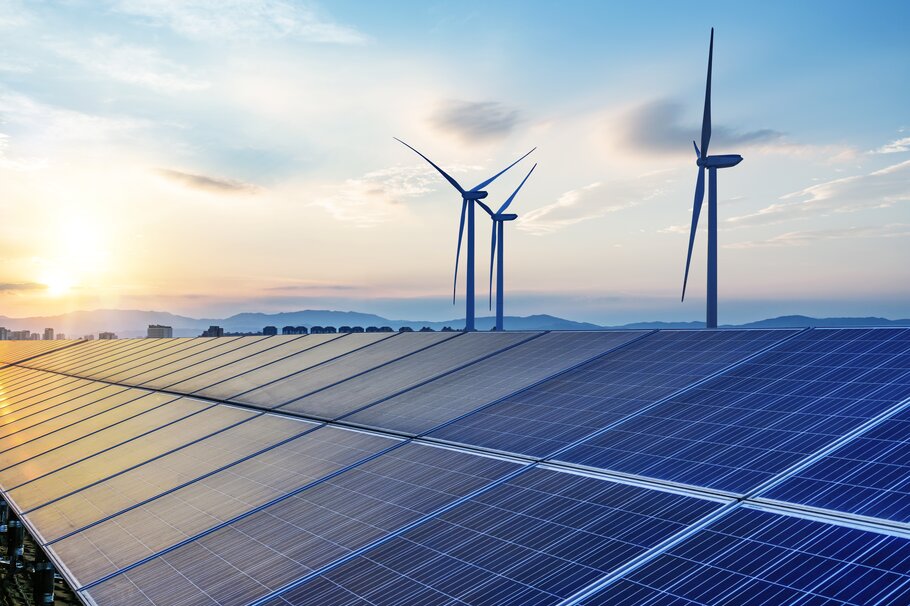 Solaranlagen auf dem Land, Windräder im Hintergrund