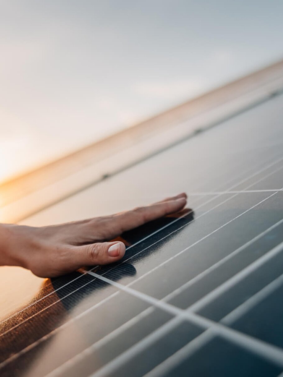Hand liegt auf Solaranlage