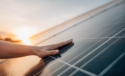 Hand liegt auf Solaranlage