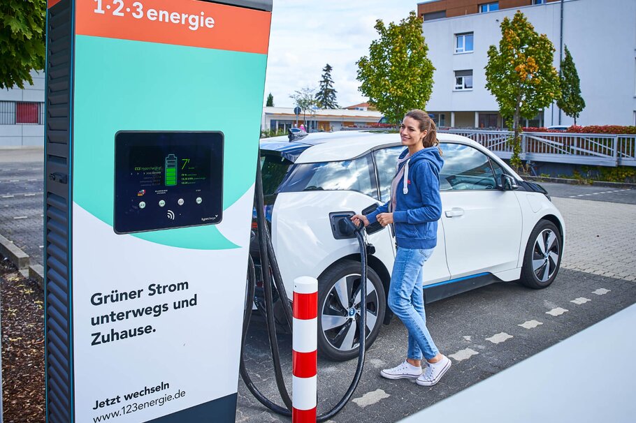 Frau tankt Strom für e-Auto