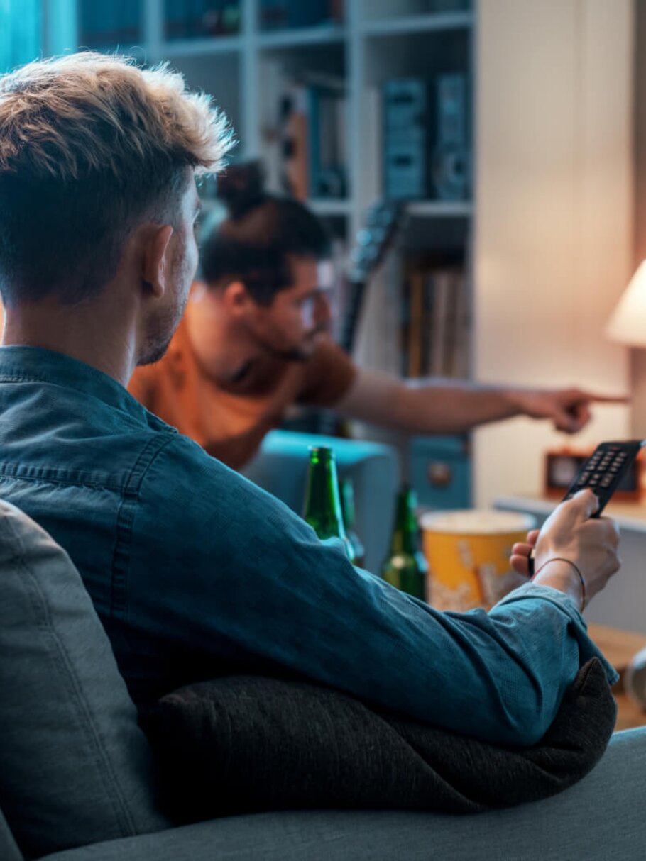 Gruppe junger Menschen streamt Videos auf Fernseher