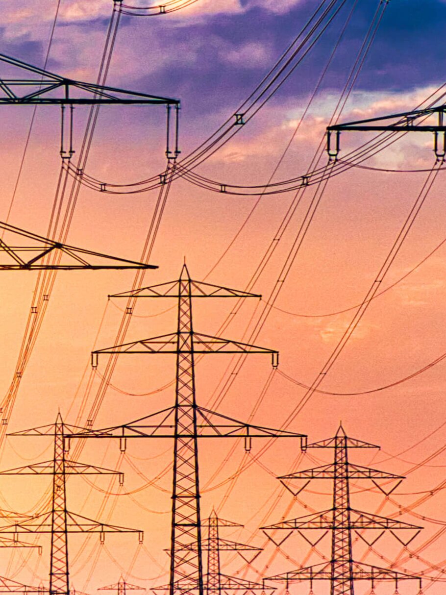 Strommasten bei Sonnenuntergang