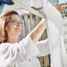 Frau, Wäscheleine, Wäsche, Wäsche aufhängen, Brille