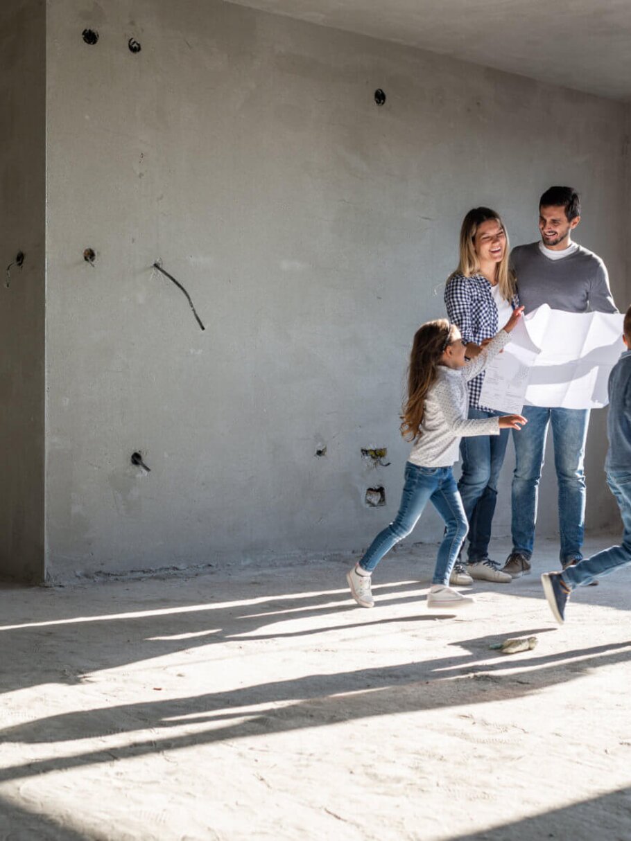 Junge Familie beim Hausbau