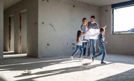 Junge Familie beim Hausbau