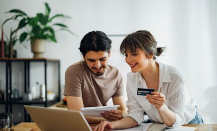 Junges Paar bezahlt online die Stromrechnung