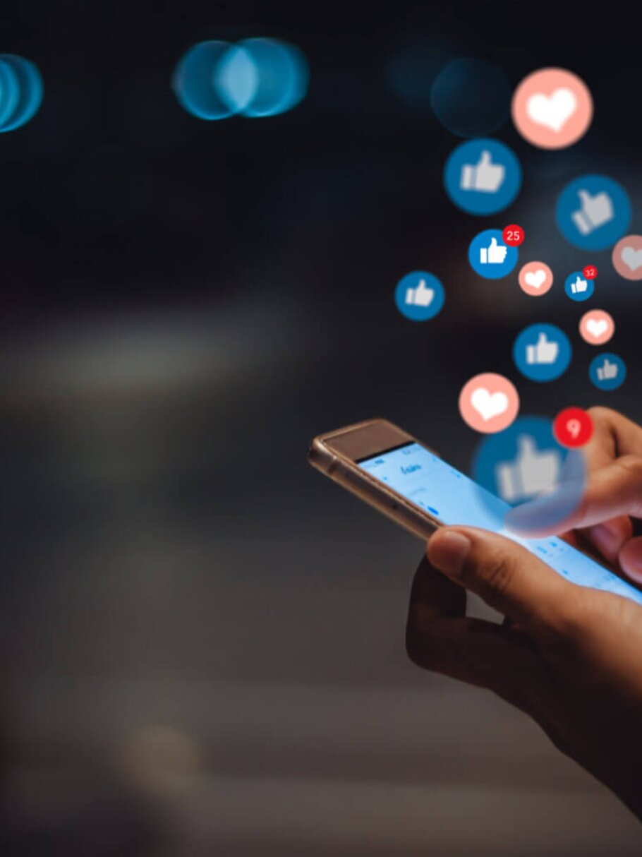 Person nutzt Social Media am Smartphone