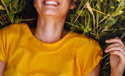 Gras, Feld, Frau, T-Shirt, lachen