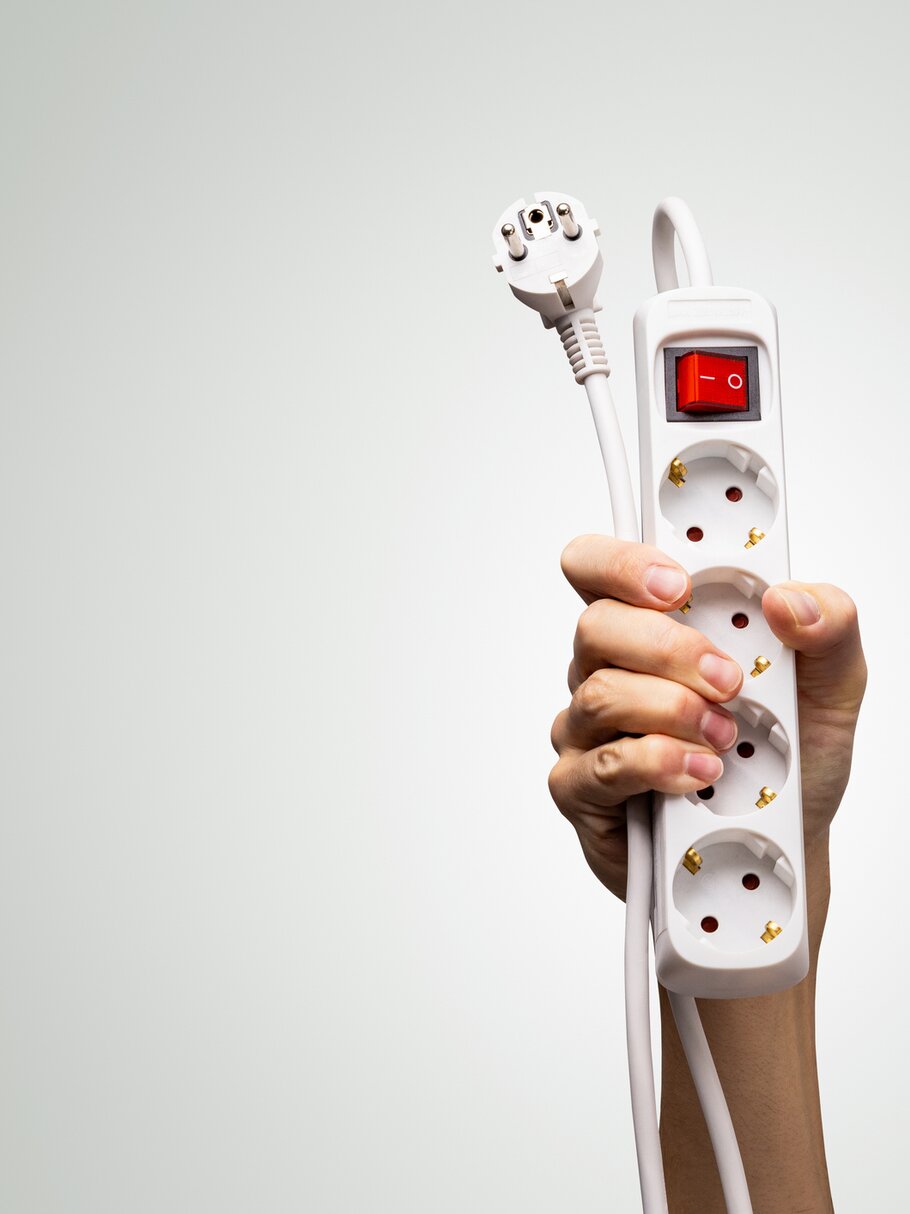 Mehrfachsteckdose – Hinweis auf sicheren und bewussten Umgang mit Elektrizität