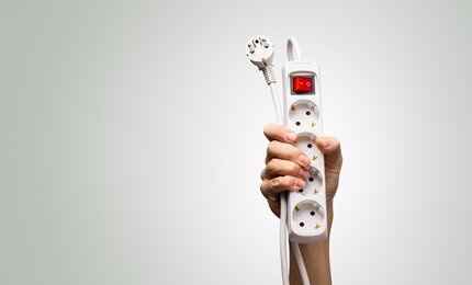 Mehrfachsteckdose – Hinweis auf sicheren und bewussten Umgang mit Elektrizität