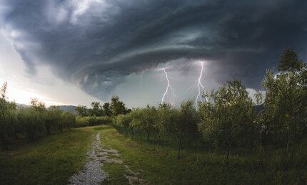 Leuchtender Blitz über Landschaft – Symbol für Energie der Naturkräfte