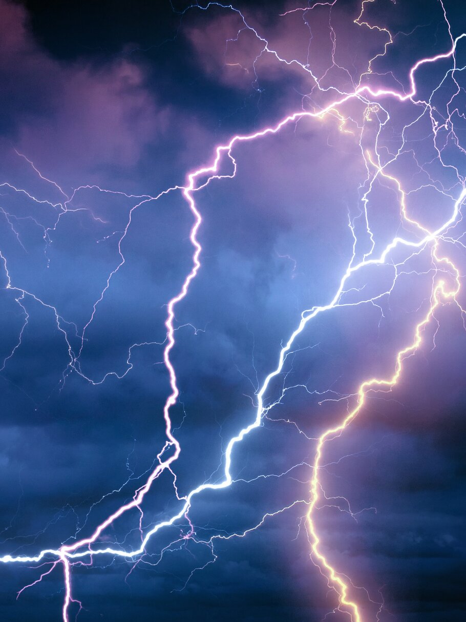 Leuchtender Blitz über Landschaft – Symbol für Energie der Naturkräfte