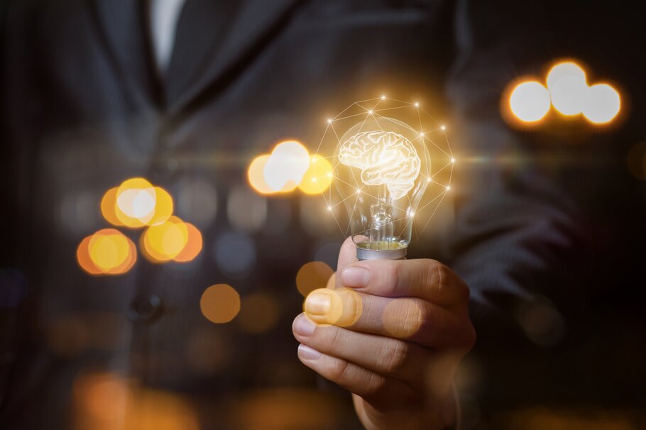 Glühbirne mit Gehirnstruktur – Kombination aus Technik und Intelligenz