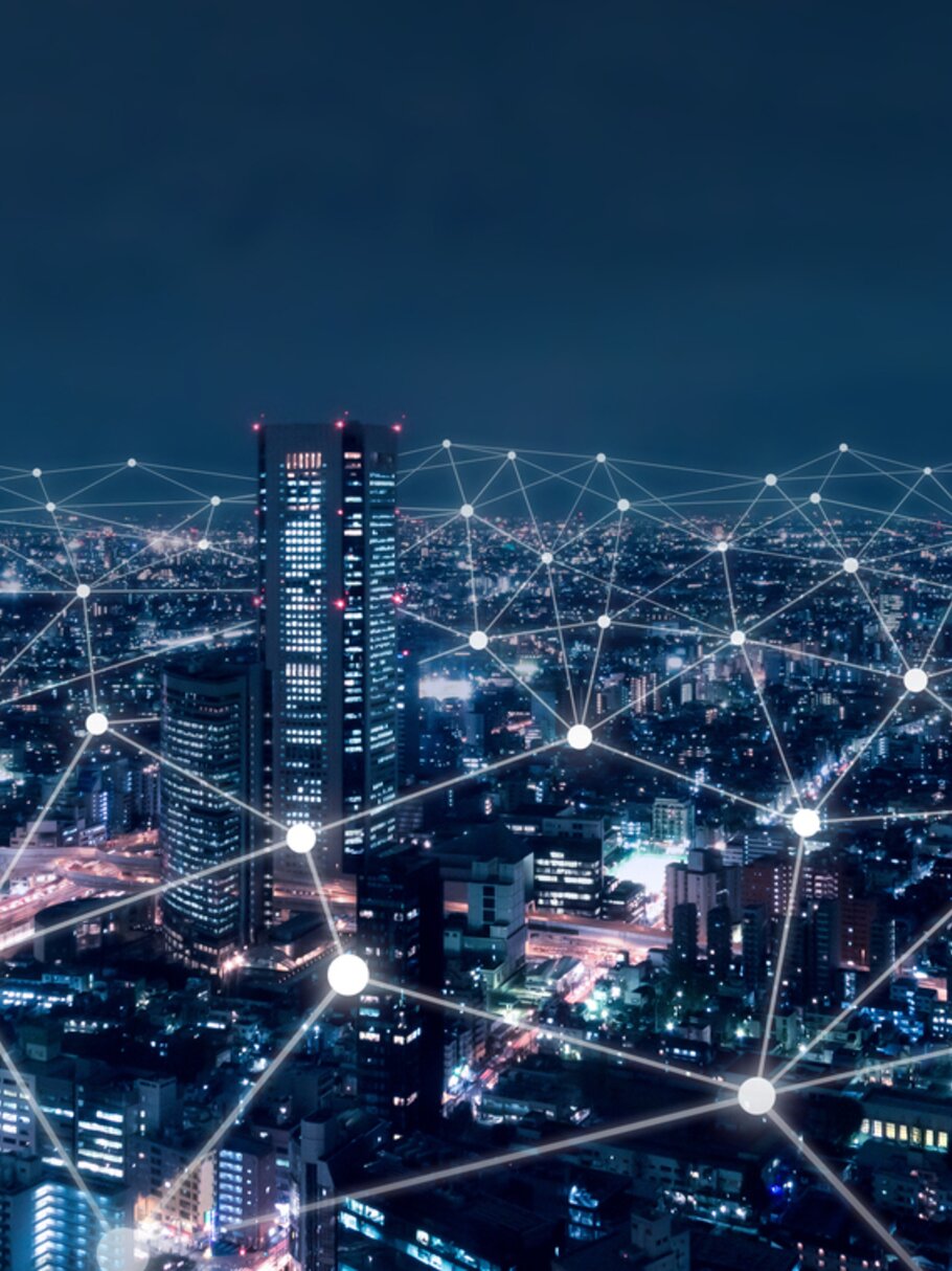 Vernetzte Stadt bei Nacht – visuelle Metapher für KI-gestützte Energieinfrastruktur.