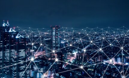 Vernetzte Stadt bei Nacht – visuelle Metapher für KI-gestützte Energieinfrastruktur.