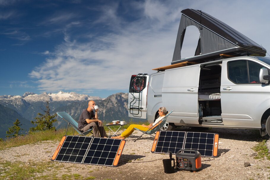 Tragbare Solarmodule vor Wohnmobil – Darstellung mobiler Energieversorgung beim Camping