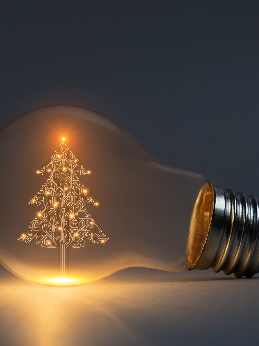 Glühlampe mit Weihnachtsbaum