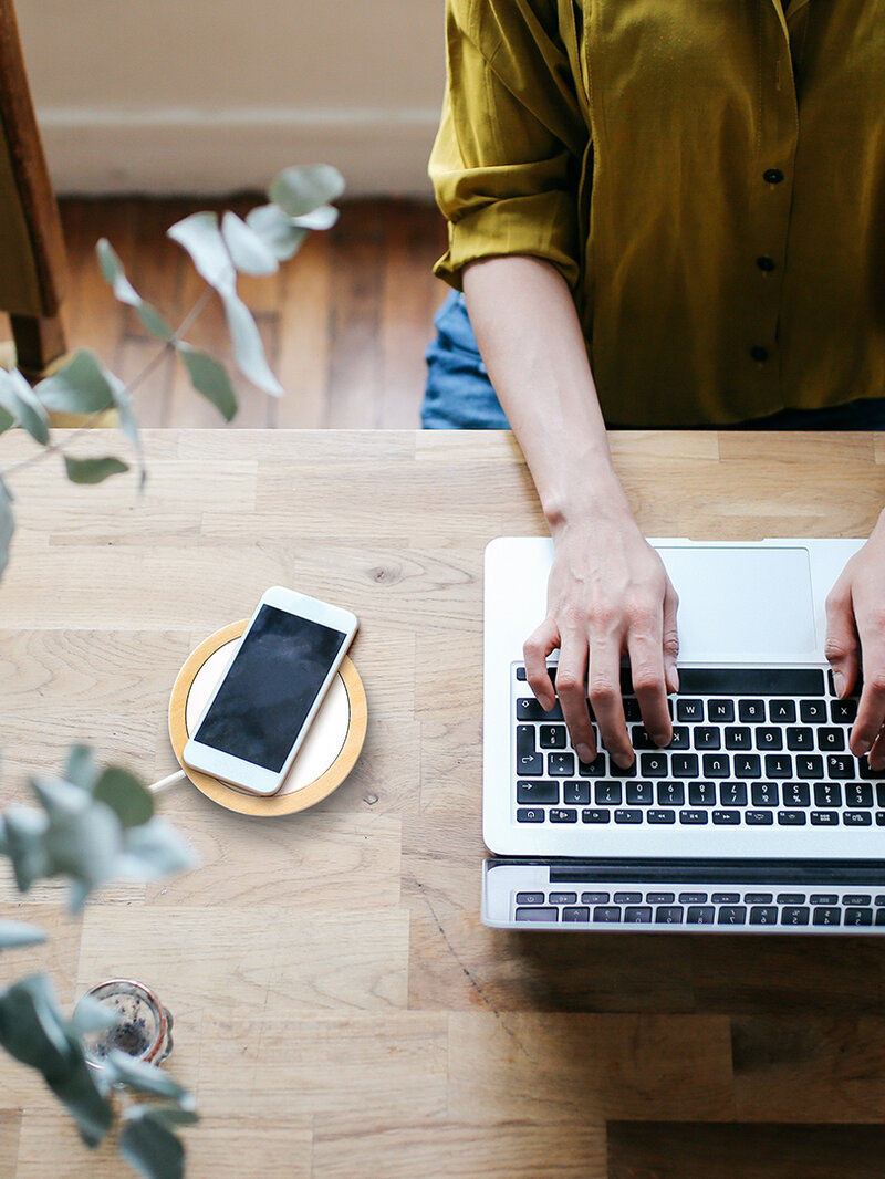 Pflanze, Finger, Mensch, Laptop, Smartphone, Handy, Tisch, Holz, aufladen, kabelloses Laden Pflanze, Finger, Mensch, Laptop, Smartphone, Handy, Tisch, Holz, aufladen, kabelloses Laden