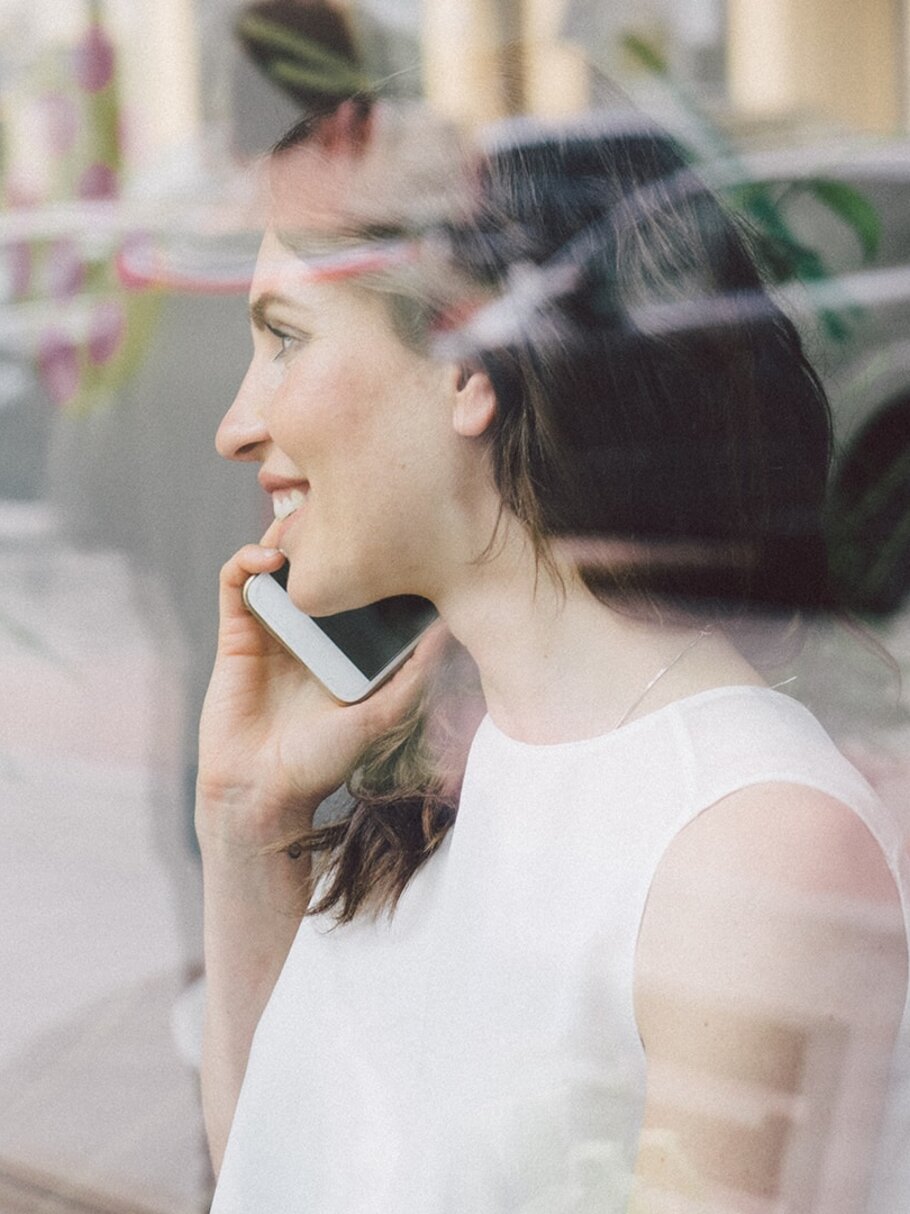 Frau, Smartphone, telefonieren, Fensterscheibe, Handy