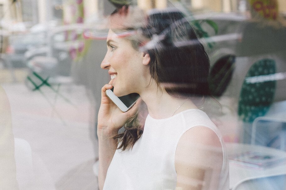 Frau, Smartphone, telefonieren, Fensterscheibe, Handy