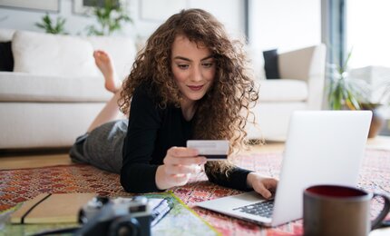 Frau, Wohnzimmer, Laptop, Kamera, Tasse, Karte, Teppich, Sofa, Wohnung
