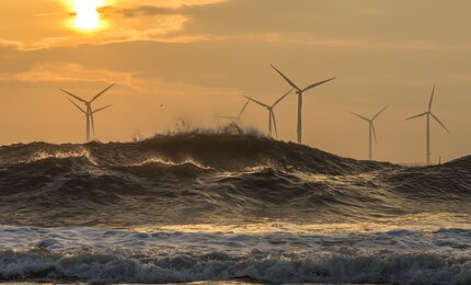 Meer, Wellen, Windräder, Windkraftwerk, Offshore-Windenergie, Offshore-Windpark