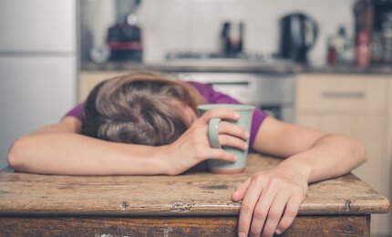 Holztisch, Hand, Frau, Tasse, Küche, schlafen, müde