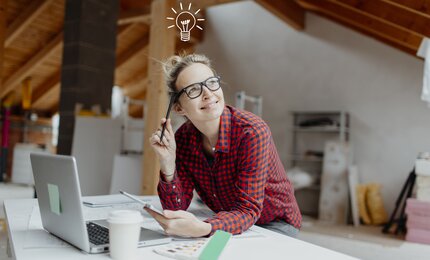 Frau, Brille, Laptop, Arbeit, Idee, Stift, Glühlampe