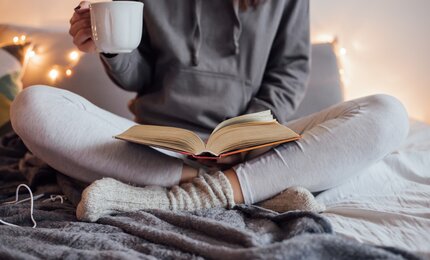 Lichter, Bett, Buch, lesen, Hoodie, Tasse, Decke