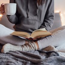 Lichter, Bett, Buch, lesen, Hoodie, Tasse, Decke