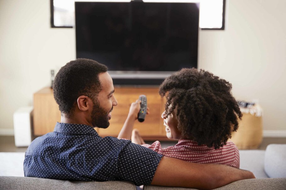 Mann, Frau, Paar, TV, Fernbedienung, lachen, Fernseher, Sofa, Wohnzimmer | © Bildnachweis: iStock.com/monkeybusinessimages