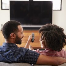 Mann, Frau, Paar, TV, Fernbedienung, lachen, Fernseher, Sofa, Wohnzimmer Mann, Frau, Paar, TV, Fernbedienung, lachen, Fernseher, Sofa, Wohnzimmer