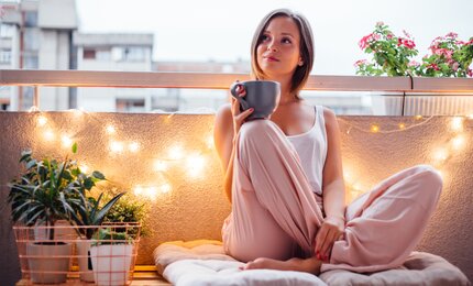 Balkon, Frau, Tasse, Lichter, Blumen, Pflanzen, Kissen, Bank