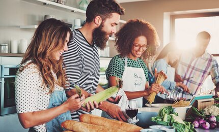 Mann, Frau, Kochen, Nudeln, Baguette, Brot Gemüse, Küche