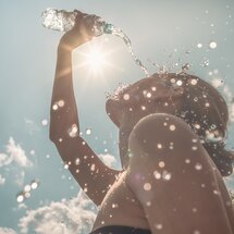 Sommer, Hitze, Sonnenschein; Frau; Wasser spritzen