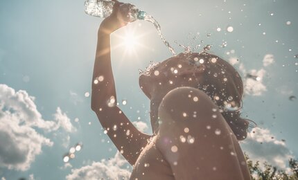 Sommer, Hitze, Sonnenschein; Frau; Wasser spritzen