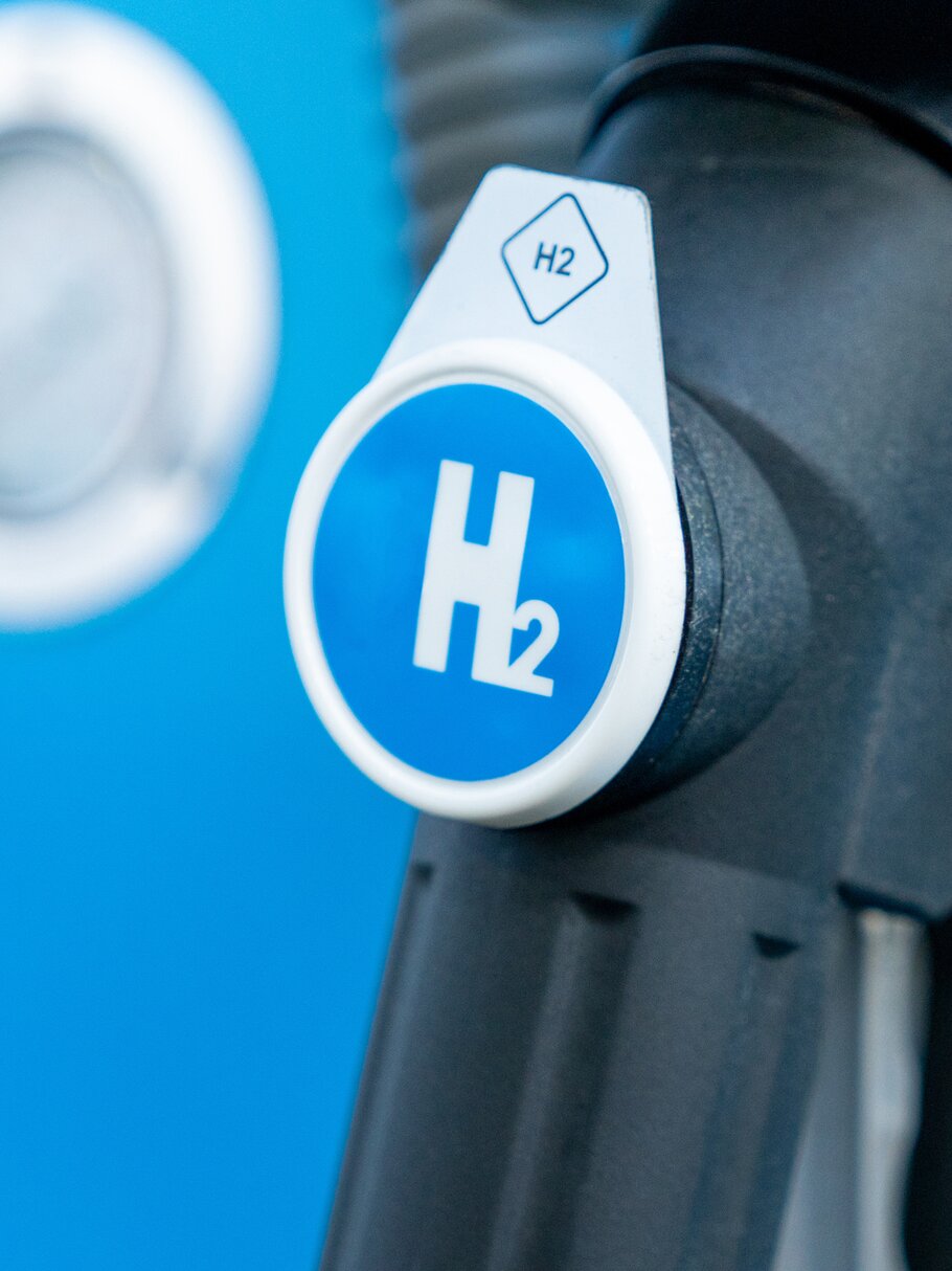 Zapfsäule mit Wasserstoff, Auto mit Wasserstoff tanken